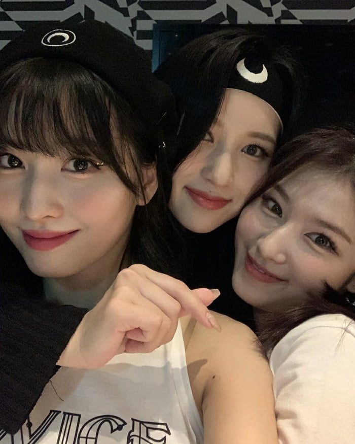 Photo : Momo, Sana and Mina