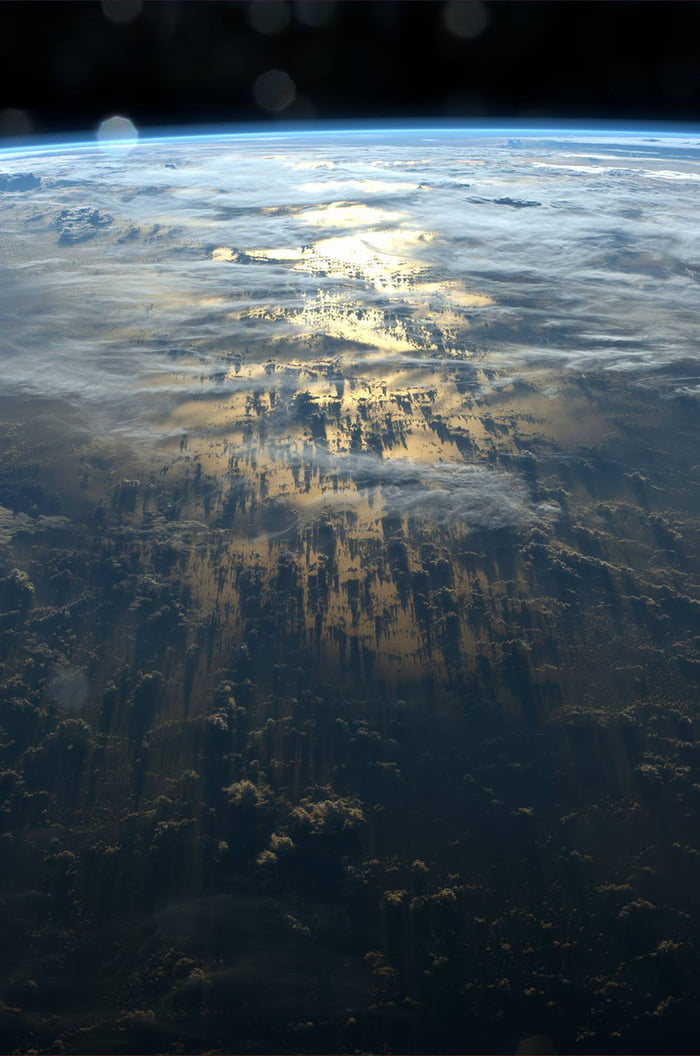 This is how sunset on earth ACTUALLY looks like from space