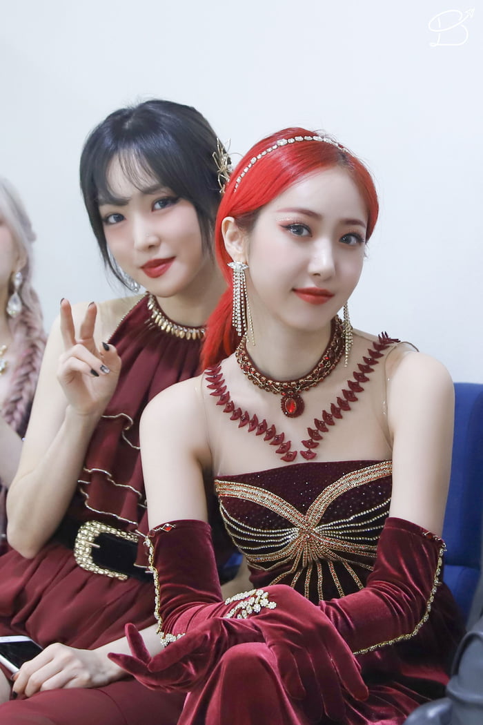 Photo : Fiery red Yuju & SinB!