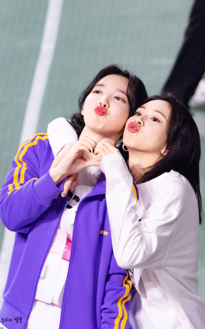 Photo : Nayeon & Chaeyoung