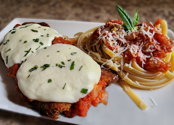 Veal Parmesan with Homemade Marinara Sauce & Fresh Mozzarella 😋 9GAG