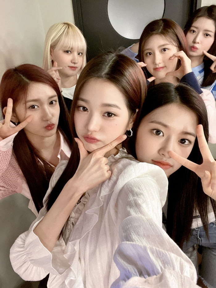 Photo : 220418 IVE Twitter Update with An Yujin and Jang Wonyoung (feat. IVE)
