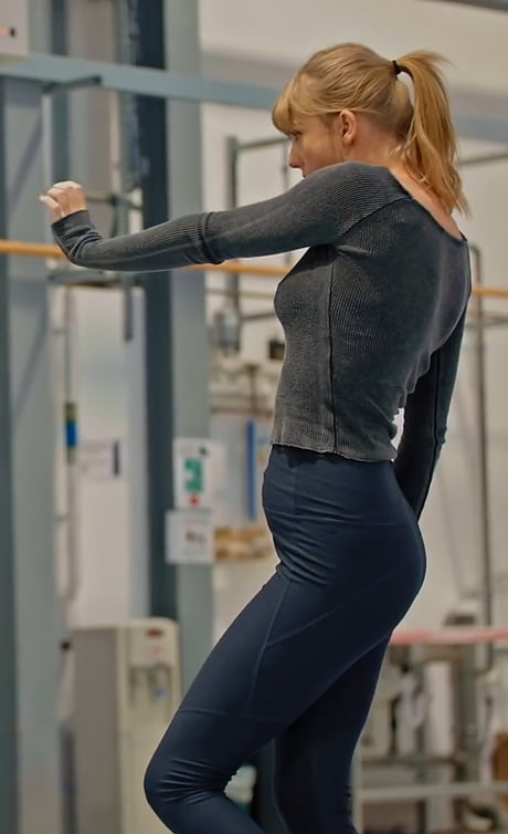 taylor swift yoga pants