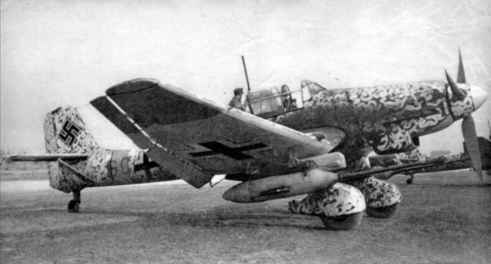 junker-ju-87g-stuka-armed-with-37-mm-gun-pods-and-an-interesting-winter