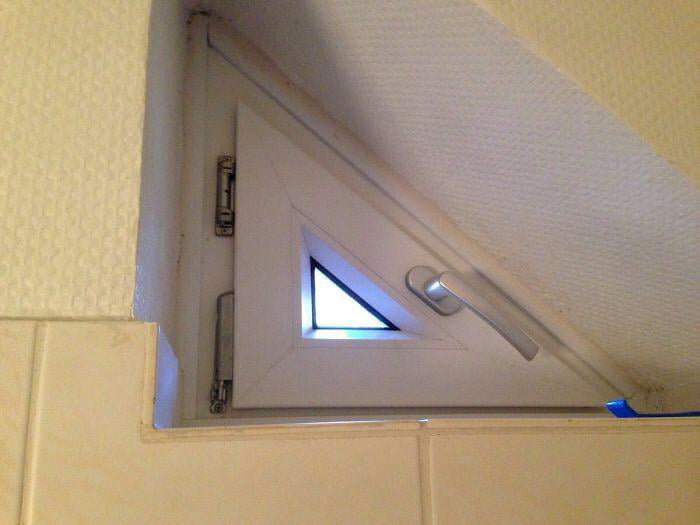 This needs 2 hinges?.... But what a view!!