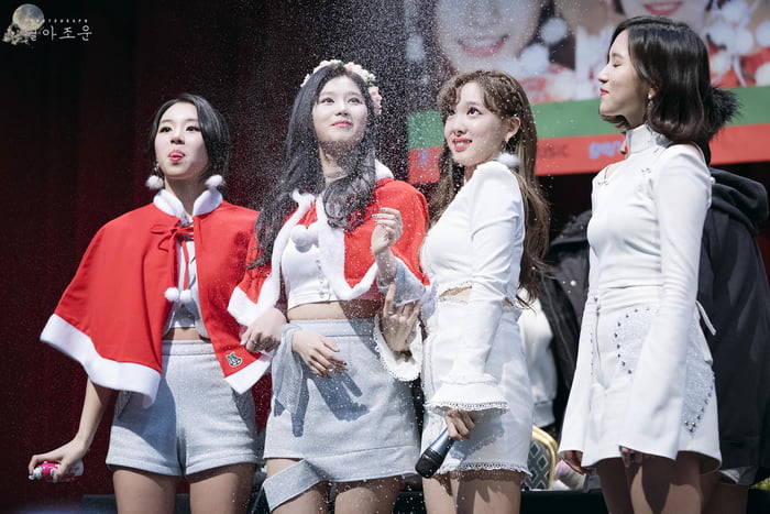 Photo : Chaeyoung, Sana, Nayeon & Mina