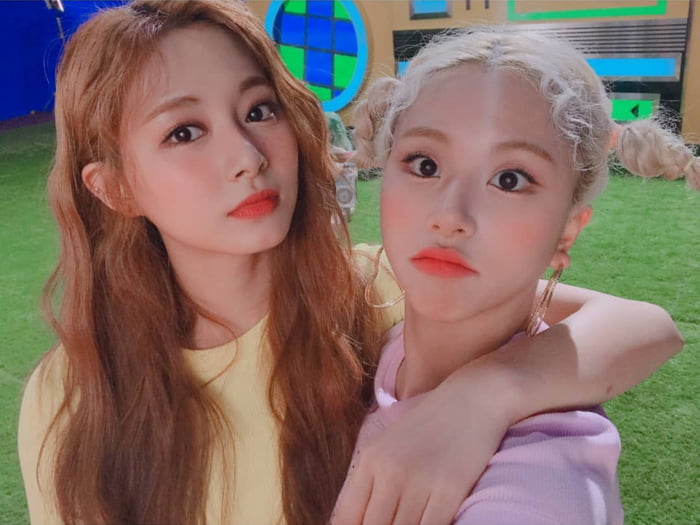 Photo : Tzuyu & Chaeyoung