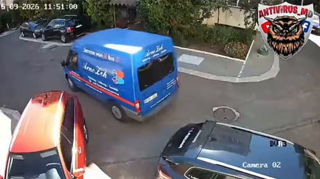 Simple parking lifehack. Just try it by yourself.