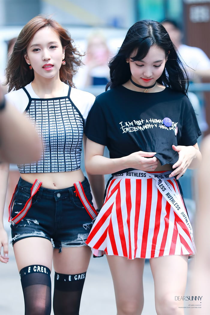 Photo : Mina and Nayeon