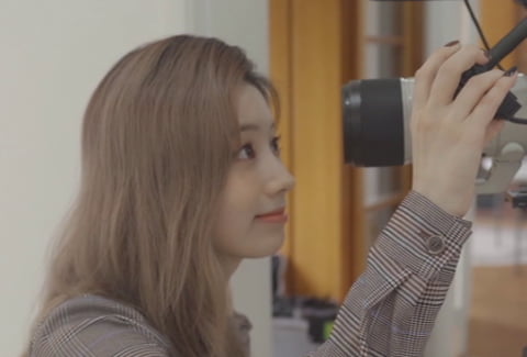 Photo : Dahyun looking through the lens
