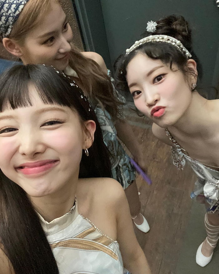 Photo : TWICE - Nayeon, Dahyun, & Sana