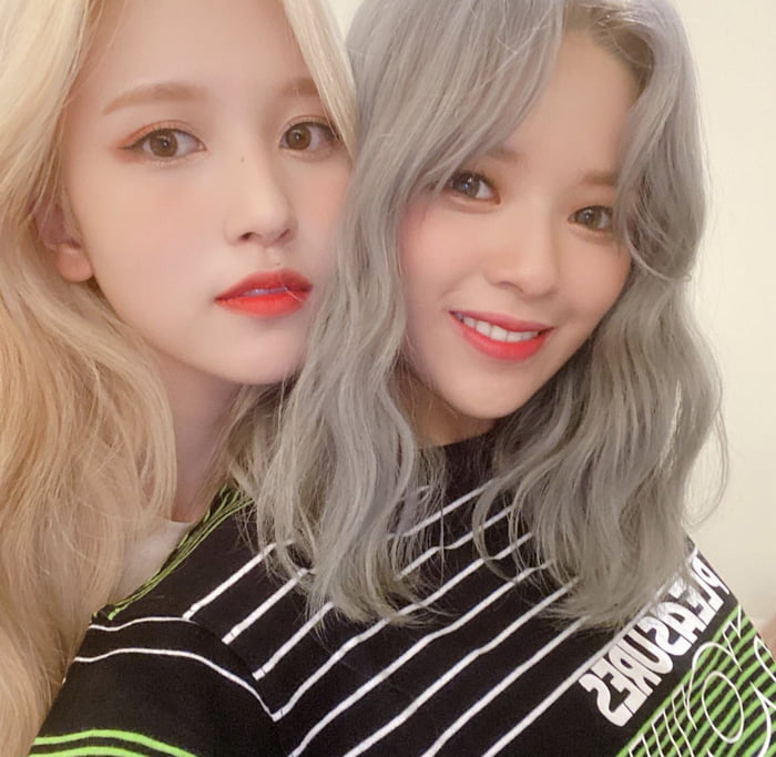 Photo : Mina & Jeongyeon