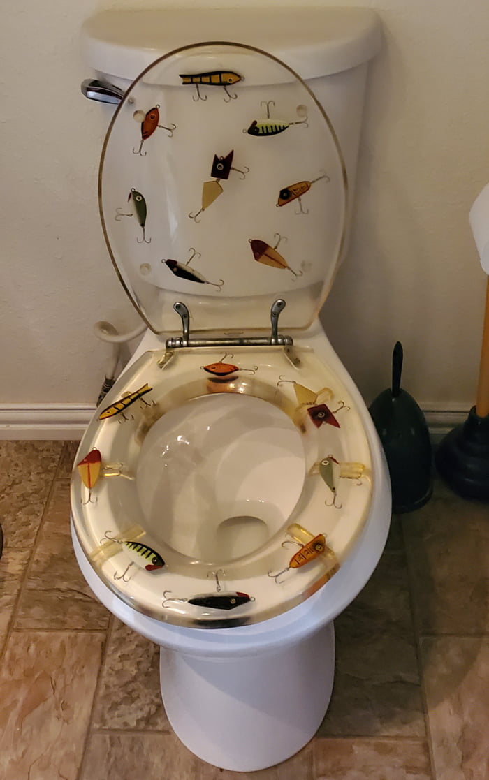 Here's a toilet featuring real lures and fishing hooks! 9GAG