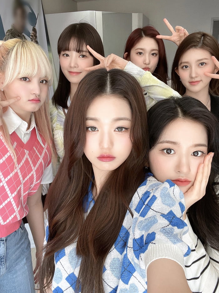 Photo : 220419 IVE Twitter Update with An Yujin and Jang Wonyoung (feat. IVE)