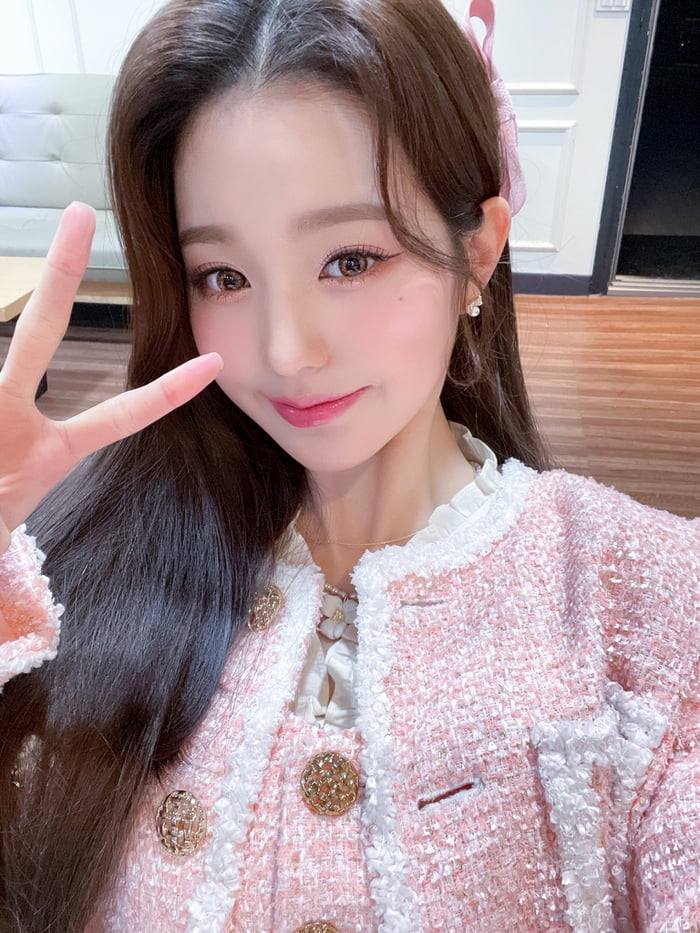 Photo : 220204 IVE Official Twitter Update with Jang Wonyoung