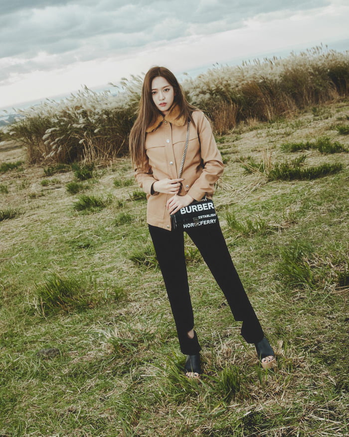 Photo : 211121 - burberry Instagram Update with An Yujin
