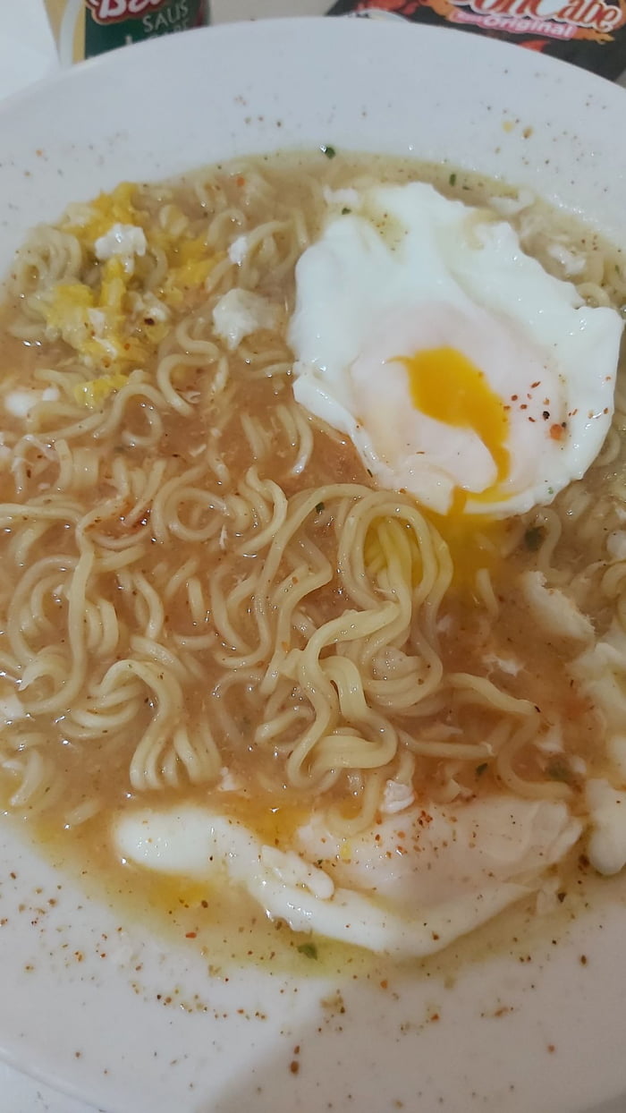 Dimalam yang sesunyi ini... aku sendiri... cuma makan indomie - 9GAG