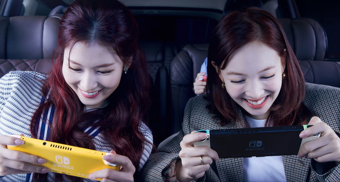 Photo : Sana and Nayeon