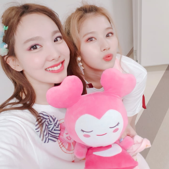 Photo : Nayeon & Sana