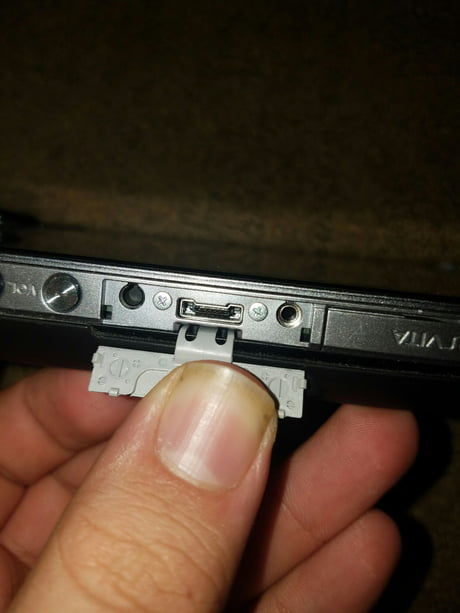 For the person had no what the EXT port on the Ps4 controller What in the hell does this unlabeled port do on the PsVita? - 9GAG