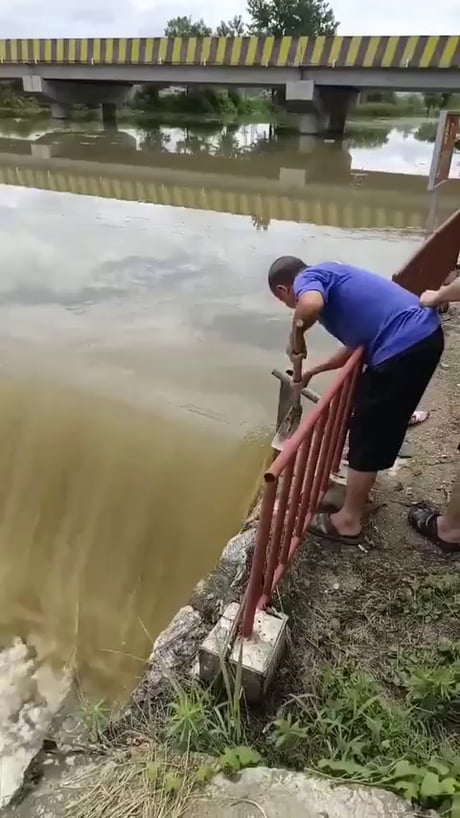 The way these dam gates open