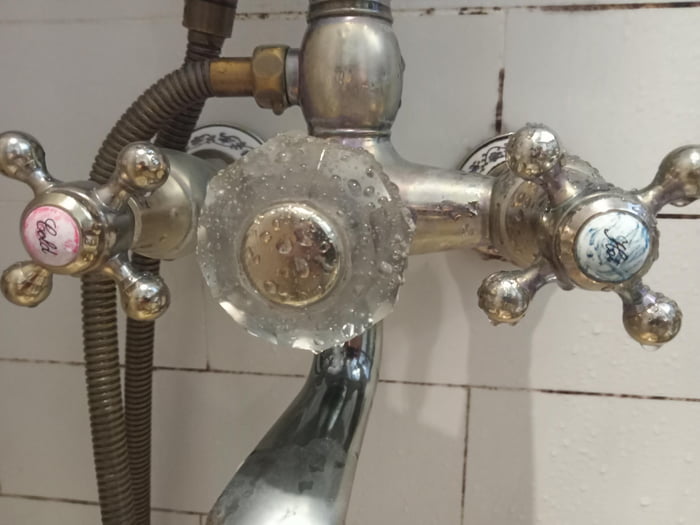 Hotel shower with red "Cold" tap and blue "Hot" tap 9GAG
