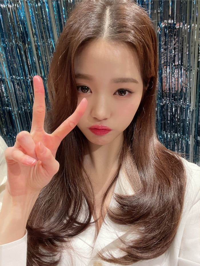 Photo : 220406 - IVE members' Twitter Update with Jang Wonyoung