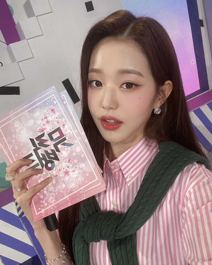 Photo : 220305 KBS Music Bank Twitter Update with Jang Wonyoung