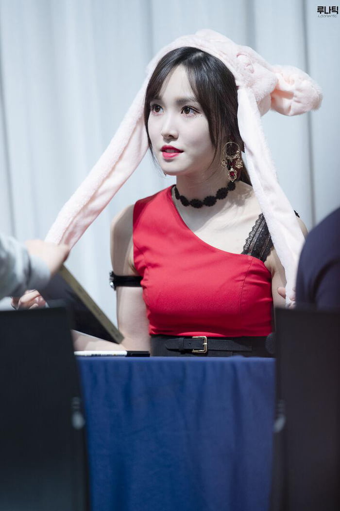 Photo : Yuju with a flippy-animal-ear hat!