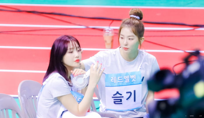 Photo : Seulgi & her baby Joy!
