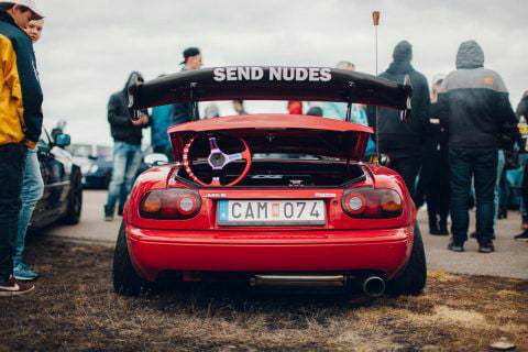 Get nudes while driving - 9GAG