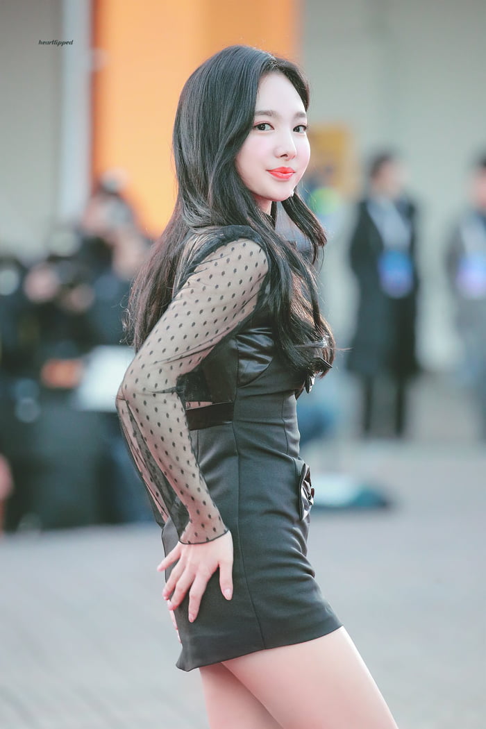 Photo : Nayeon in black
