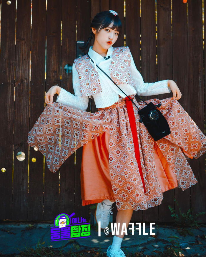 Photo : 210920 Studio Waffle Instagram Update With Choi Yena