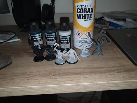 A video told advise to use brush priming for better results because my  spray's have issues sometimes. Is it normal than the vallejo grey primer  looks white ? From left to righ