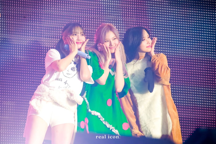 Photo : J-Line (Momo, Sana and Mina)