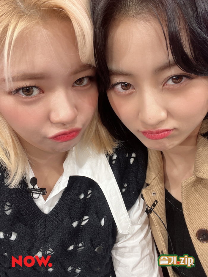 Photo : Jeongyeon and Jihyo pouting