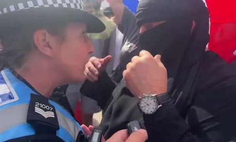 Protestors LAUGH when UK cops can't enforce a mask ban against a man 