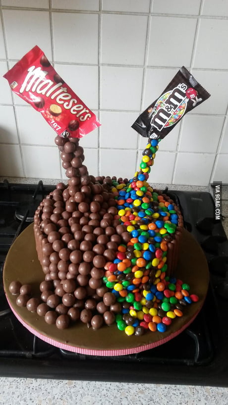 Anti-gravity candy cake - 9GAG