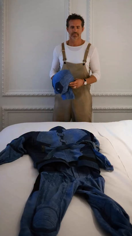 Imagine seeing him, taking photos thinking it was just another cosplayer, and then seeing this video...