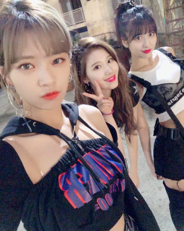 Photo : Jeongyeon, Sana & Momo
