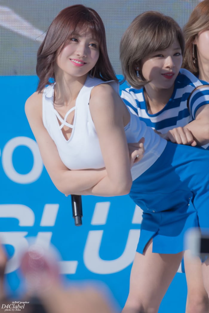 Photo : Momo & Jeongyeon