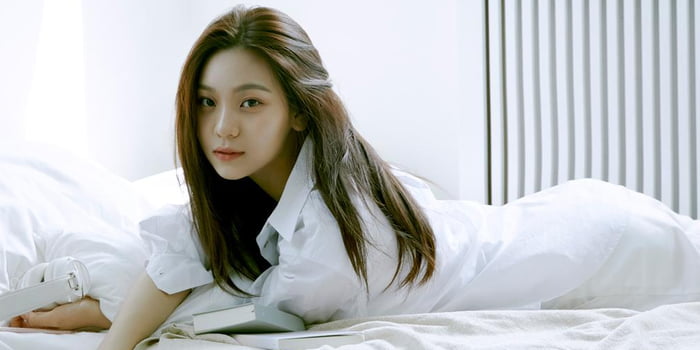 Photo : Umji to sit out from GFriend schedules due to pain in her leg.