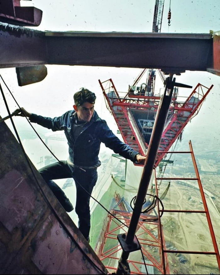 A worker during the construction of the gateway arch in St. Louis 1965 ...