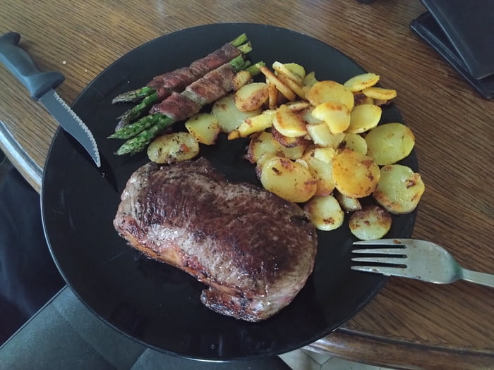 Rumpsteak mit Bratkartoffeln und Spargel im Bacon of Hope Mantel.. was ...