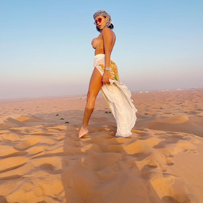 Deixa Disso...Humor Curiosidades: Luana Sandien modelo da Playboy causa  revolta com fotos de topless em Dubai,