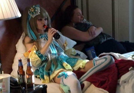 I didnt know that seeing girls in cosplay drinking beer would make