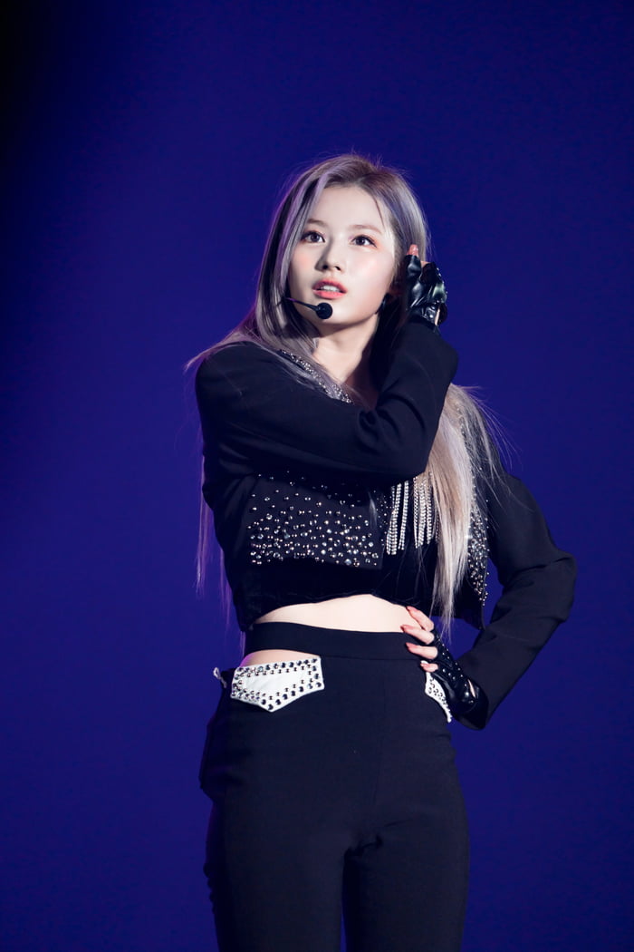 Photo : Stunning Sana