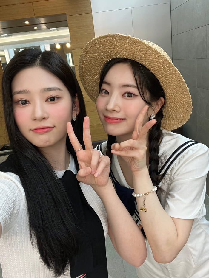 Photo : Minju and Dahyun