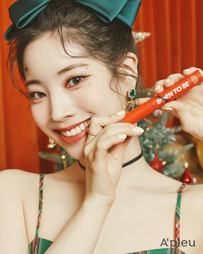 Photo : A'pieu Cosmetics Instagram Update - Dahyun with A’pieu’s Born To Be mascara