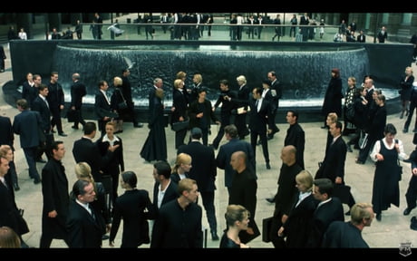 In The Matrix (1999) "Woman the red dress" of the extras are twins. The Wachowski brothers did this to create a sense of unrealism. -
